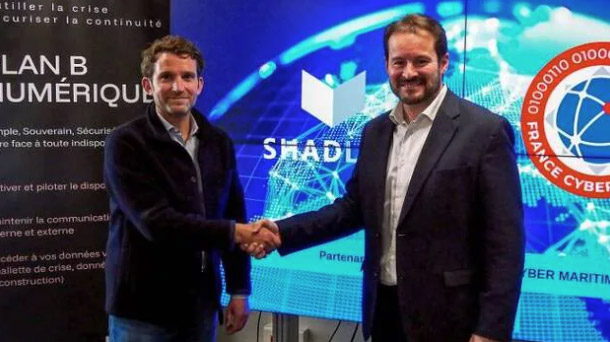 Olivier Thaëron (Shadline) et Christian Cévaër (France Cyber Maritime) se serrent la main pour sceller leur partenariat